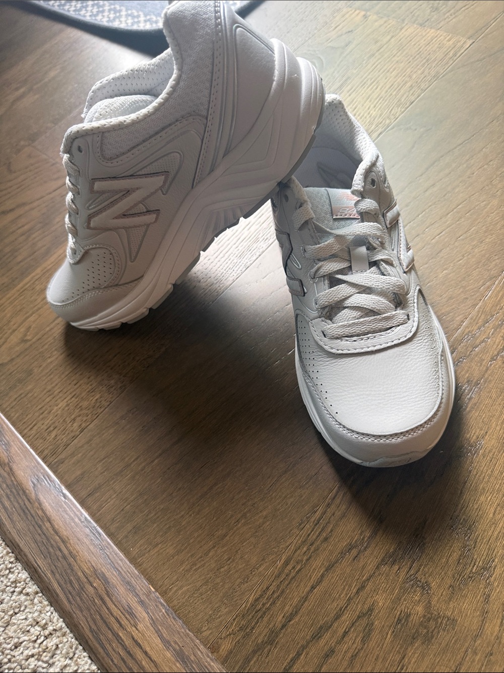 New Balance 840 White Leather Sneakers with Subtle Gray Accents size 7.5 women’s